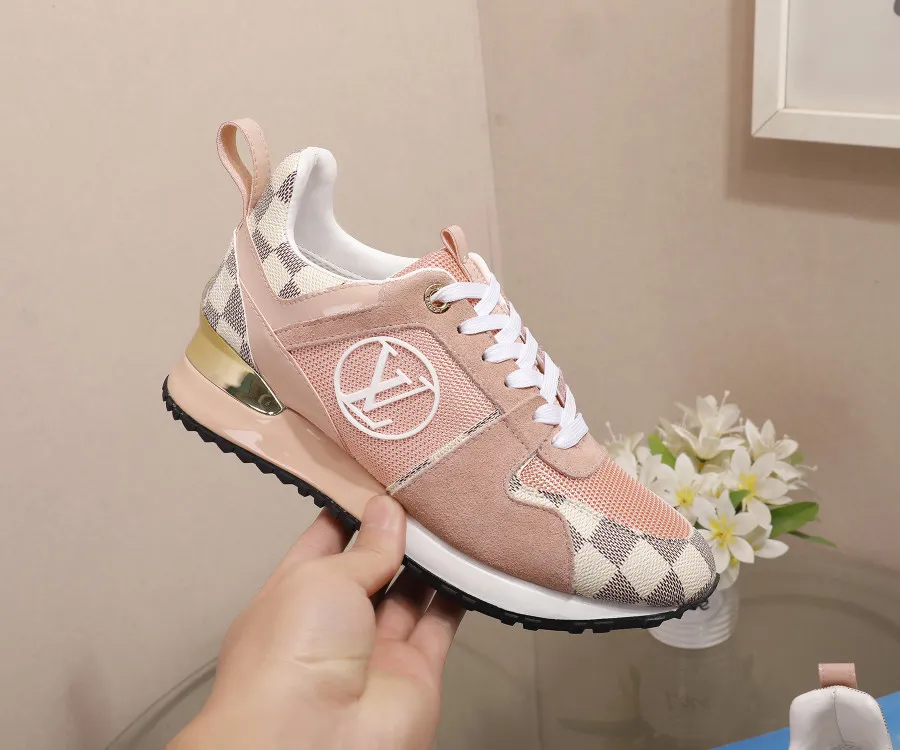 👟👟Ex-factory price 400👟👟 Men's size +10 Couple style, 2019 spring and summer new LOUIS VUITTON The same style of casual sports shoes is launched on Louis Vuitton's official website. Fabric: imported cowhide/cow velvet/breathable mesh, (imported mesh with silicone LV logo), rubber combination outsole, 2cm behind the sole, built-in 0.5cm comfortable feet, size 35-41 for women, 39-46 for men, welcome new and old customers to repost pictures for sale